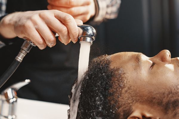 Rinsing textured hair at the sink